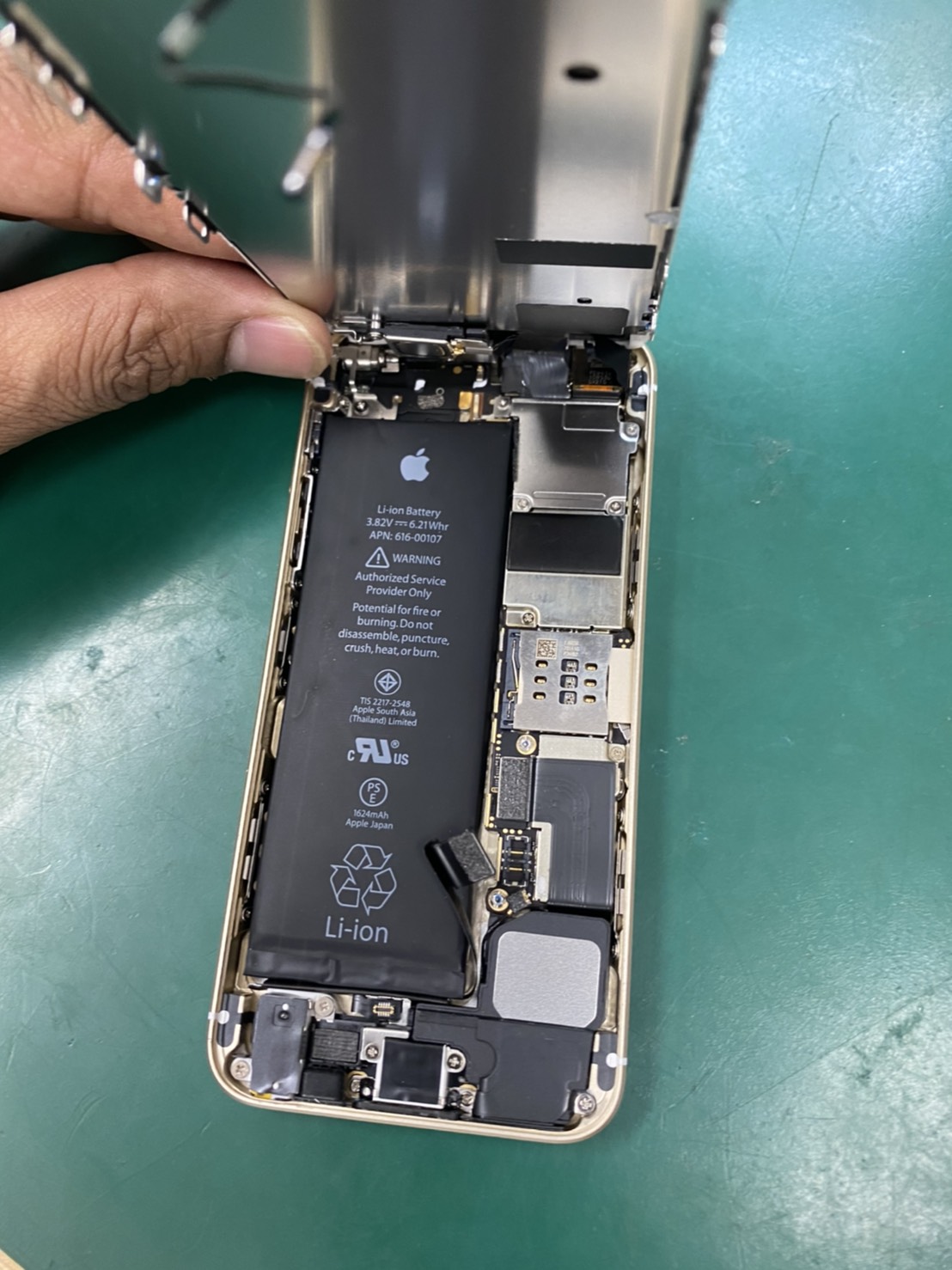 SEのバッテリー交換でご来店