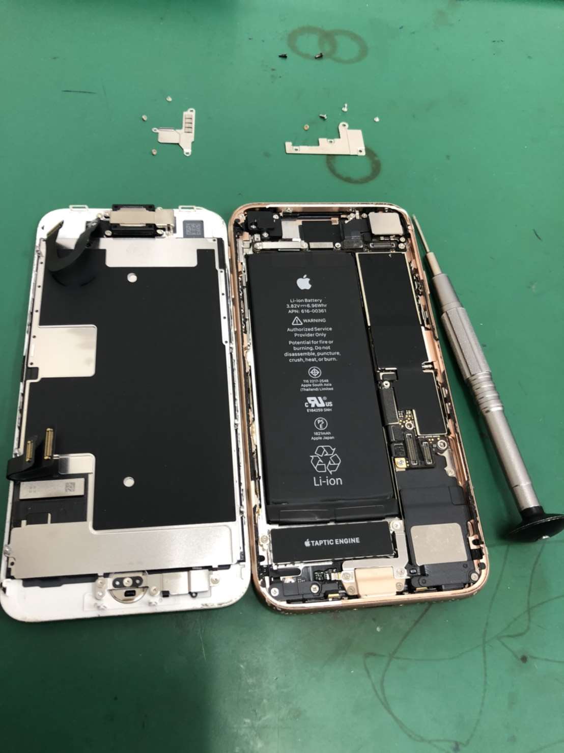 iPhone 8 画面交換でご来店