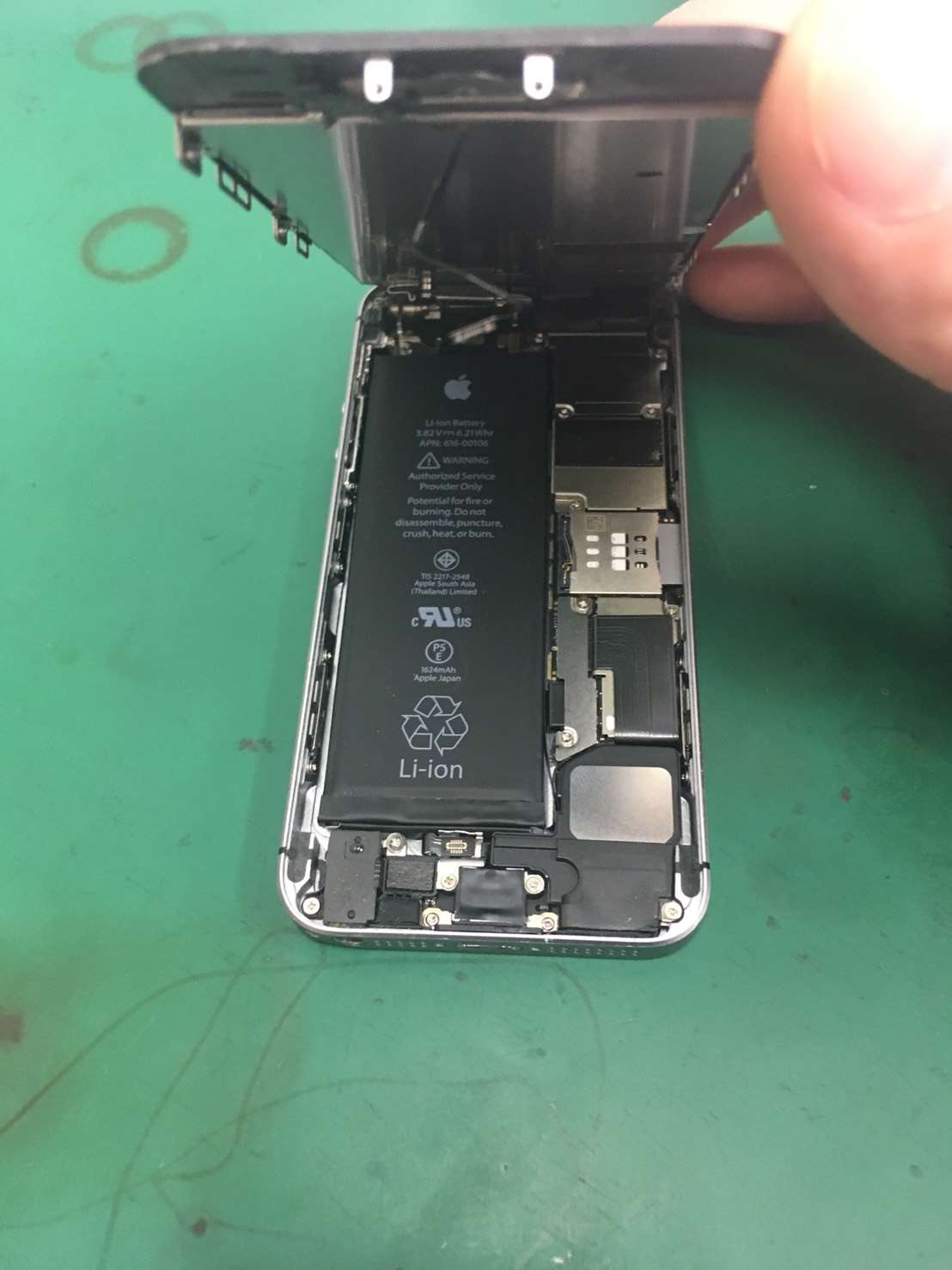  SEの画面割れでご来店